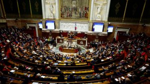 Политический кризис нарастает: парламент Франции вынес правительству вотум недоверия