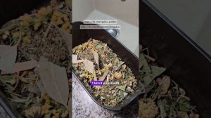 Процесс приготовления отвара из трав.