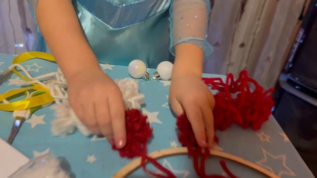 Новогодний веночек вместе с Эльзой 🎄своими руками поделка на Новый год смотреть онлайн