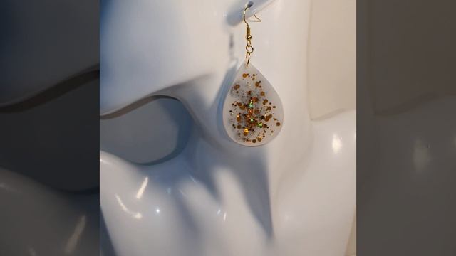 43. Белые серьги-капли с золотыми мерцающими блёстками
