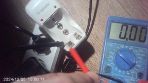 Измерение напряжения заряжания ЗУ Космос КОС501 на холостом ходу.