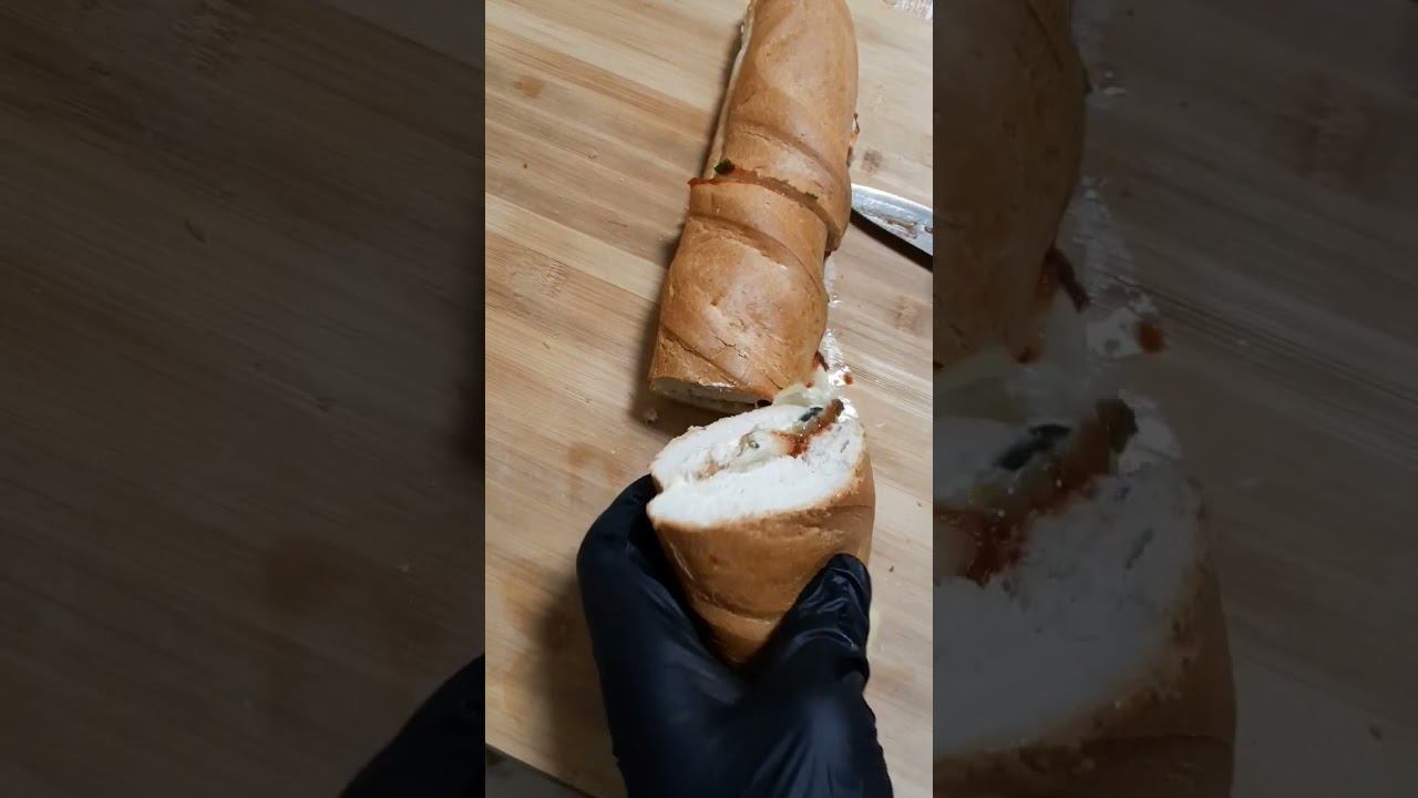 режу багет с курицей, фрагмент из сегодняшнего видео #shorts смотреть онлайн