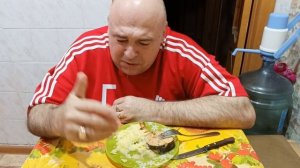 Мукбанг. Стейк из сёмги, пюре и квашенная капуста. Грузины хотят утопить свою страну в Европе.