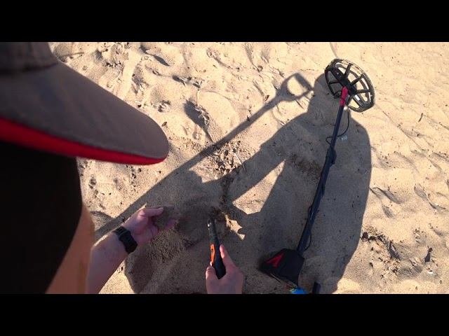 С металлоискателем на пляже. Показываю что сыпится с загорающих-отдыхающих смотреть онлайн