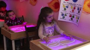 В Излучинске для детей с ОВЗ проводят занятия по рисованию песком