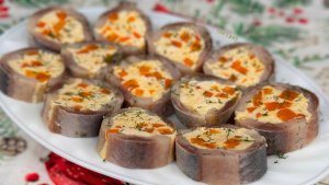 Очень простой, вкусный яркий рулет из филе сельди на Новый год. Просто смешиваю начинку и скручиваю