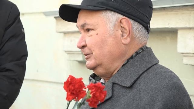 В свой день рождения ГХК установил Памятные доски выдающимся работникам предприятия смотреть онлайн