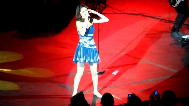 Selena Gomez & The Scene London Hammersmith Apollo "Mama Do" смотреть онлайн