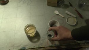 Растирание черной краски в ступке