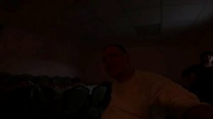 Дарите женщина цветы