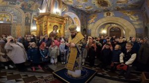 Епископа Истринского Серафима на паперти храма встретили учащиеся воскресной школы «Радовесть».