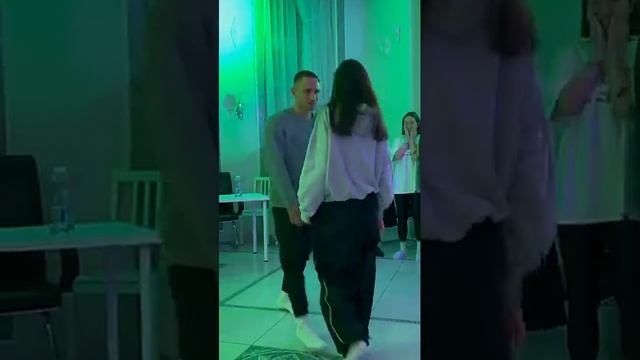 Михаил литвин танцует со своей девушкой Аделью смотреть онлайн