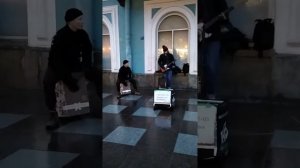 Группа Pink Floyd песня Стена в исполнении уличных музыкантов. pink floyd the wall