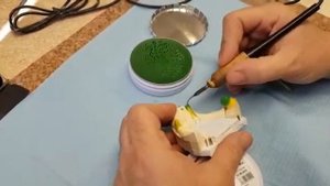 Работа с зуботехническим воском "Денест" (моделировочный, темно-зеленый, для коронок и мостов) - 1