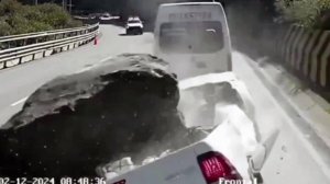 На видео попало, как глыба расплющила автомобиль с людьми в Перу