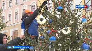 На улице Спасской волонтёры украшают ёлки игрушками из разных регионов страны