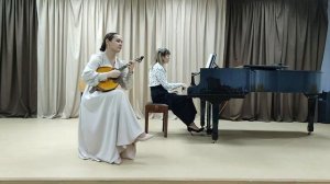 Хисамутдинова Рената 17 лет,
Русская народная песня в обр. В.Авророва "Я на камушке сижу"