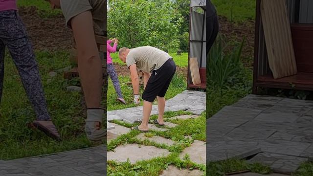 Разложили плитку для дорожек, примерка