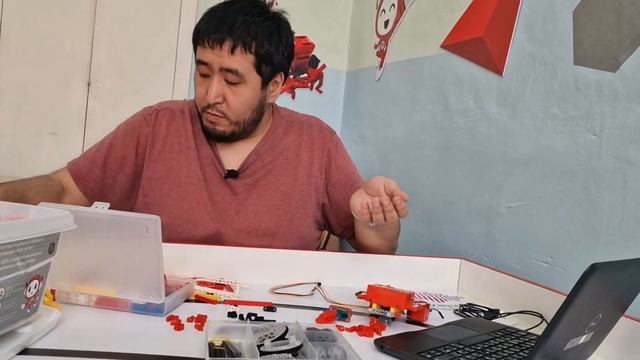 Робот для езды по линии из набора RED X смотреть онлайн