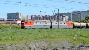 Электровоз 2ЭС6-380 с товарным поездом в Екатеринбурге