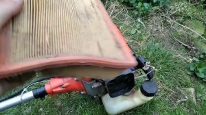 следим за бензокосилкой чтобы она работала хорошо