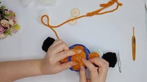 Устанавливаем шплинт и диск в тело игрушки.