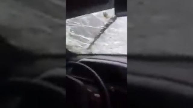 Град,авто в хлам,стекла вдребезги