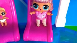 В БАССЕЙНЕ КУПАЛИСЬ И В КЛЕТКУ ПОПАЛИСЬ🤣😡😱 24 ЧАСА Куклы ЛОЛ сюрприз мультики С КУКЛАМИ ДАРИНЕЛКА