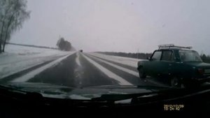 Занесло на скользкой дороге. Гололёд.