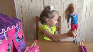 Кукла Барби ищет собаку. Видео с куклами для девочек. Игрушка какающая собака. Barbie.