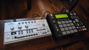 AKAi MPC1000 & CYCLONE BASSBOT - Techno House Acid (Microesfera Live)