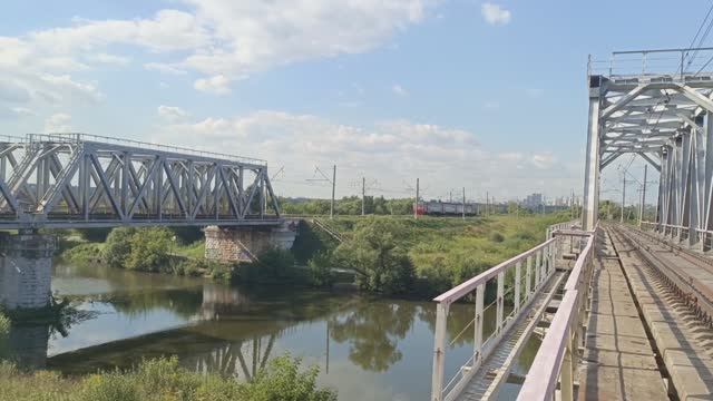 ЭД4М на мосту через реку Пахра около станции  Ленинская  (24.07.2024)