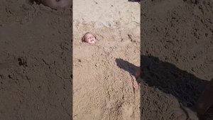 в Витязево закапывает папулечка доченька())