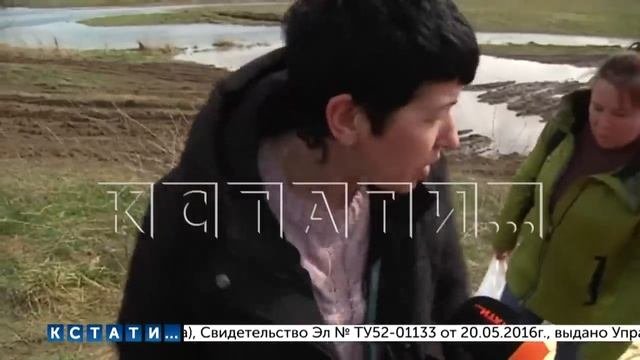 Новую автобусную остановку установили посреди поля грязи, где нет дорог и проехать может внедорожни