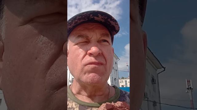 На обзор пломбир шоколадный с миндальными лепестками из ларька,ем и жду дачный автобус.