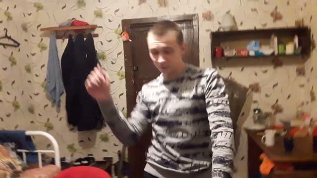 Лысый танцует смотреть онлайн