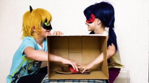 ЧЕЛЛЕНДЖ УГАДЫВАЕМ ЧТО ЛЕЖИТ В КОРОБКЕ С ЗАКРЫТЫМИ ГЛАЗАМИ