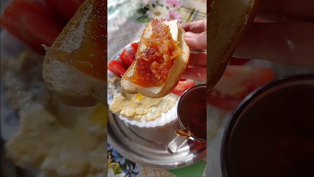 солнечный завтрак. яичница , помидорка и  бутерброд с домашним повидлом, что может быть лучше .