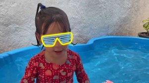 Brincando Na Nova Piscina - Ester e Sofia