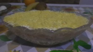 Готовим очень нежный и вкусный слоеный салат - " Мимоза " из горбуши и овощей .