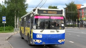 Троллейбус Ярославля ЗиУ-682Г-016.02 борт. №137 маршрут 7 на остановке "ТК Тандем"
