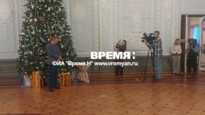 На детском проигрывателе звучит главная новогодняя песня «В лесу родилась елочка».