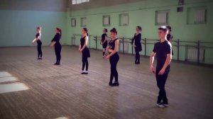 Маленькие прыжки-урок классического танца.