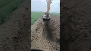 Раскопка траншеи для прокладки труб под орошение#россия#приколы#вода#орошение#село#трубы#я#полив