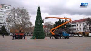 Город готовится к Новому году. На центральной площади приступили к установке зеленой красавицы