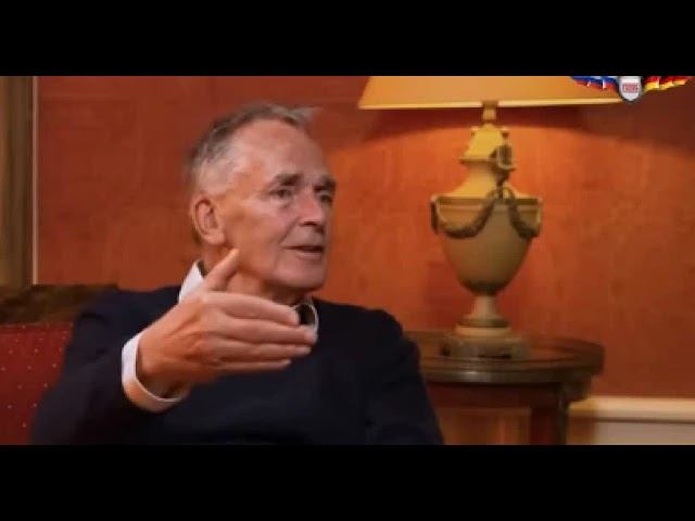 Обиженная женщина. Ведет намеренно. Европейские женщины. Девушка в храме. Злая женщина с телефоном.