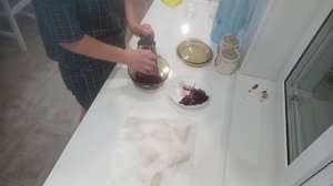 Кручусь на кухне перед работой / Надеюсь, потолок не рухнет мне на голову 🤣