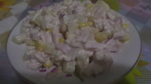 Очень бысрое приговление праздничного салата из копченой курицы, ананасов и кукурузы