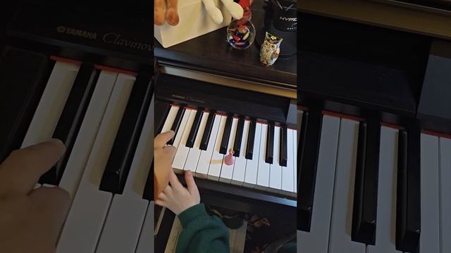 Эмилия играет все нотки соль.