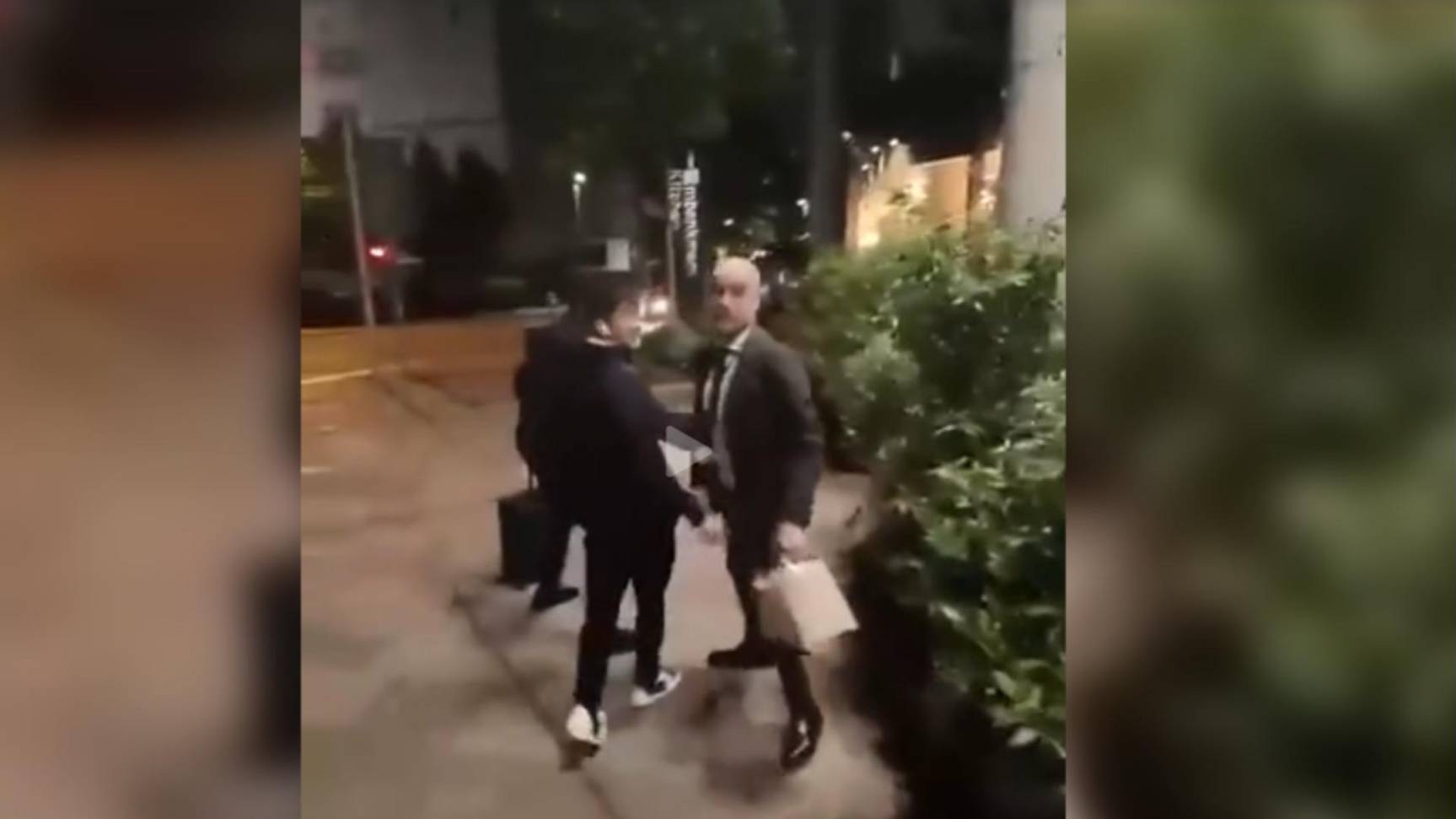 Тренер Гвардиола чуть не накинулся на фаната после поражения и попал на видео